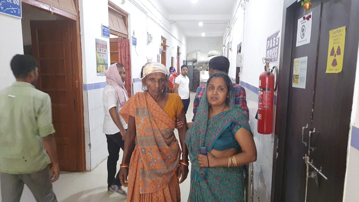 औरंगाबाद में घर में घुस कर वृद्ध महिला की पिटाई, ओझा के साथ मिलकर काला जादू करने का है आरोप