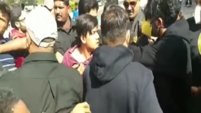 कोरोना वायरस के चलते गुरू रंधावा ने सेल्फी लेने से किया इनकार, तो सुरक्षा गार्ड से भिड़ा फैन, देखेंं Viral वीडियो