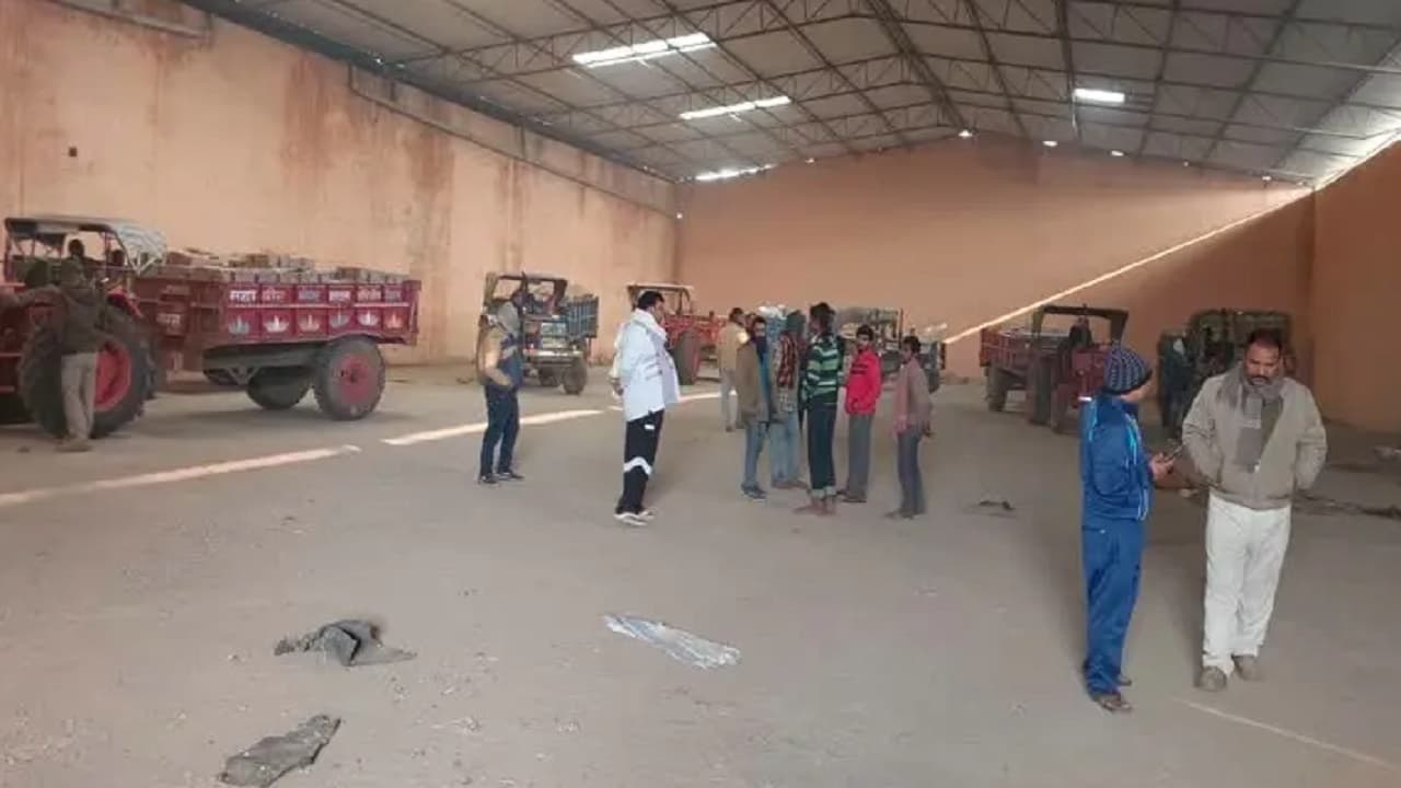 पटना के धान गोदाम से अंग्रेजी शराब की बड़ी खेप बरामद, 40 लाख बतायी जा रही कीमत, जांच में जुटी पुलिस