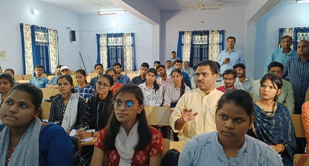 आगरा में मंत्री ने सिविल सर्विसेज की तैयारी कर रहे बच्चों के साथ ली क्लास,शिक्षा को हाईटेक करने के मांगे सुझाव