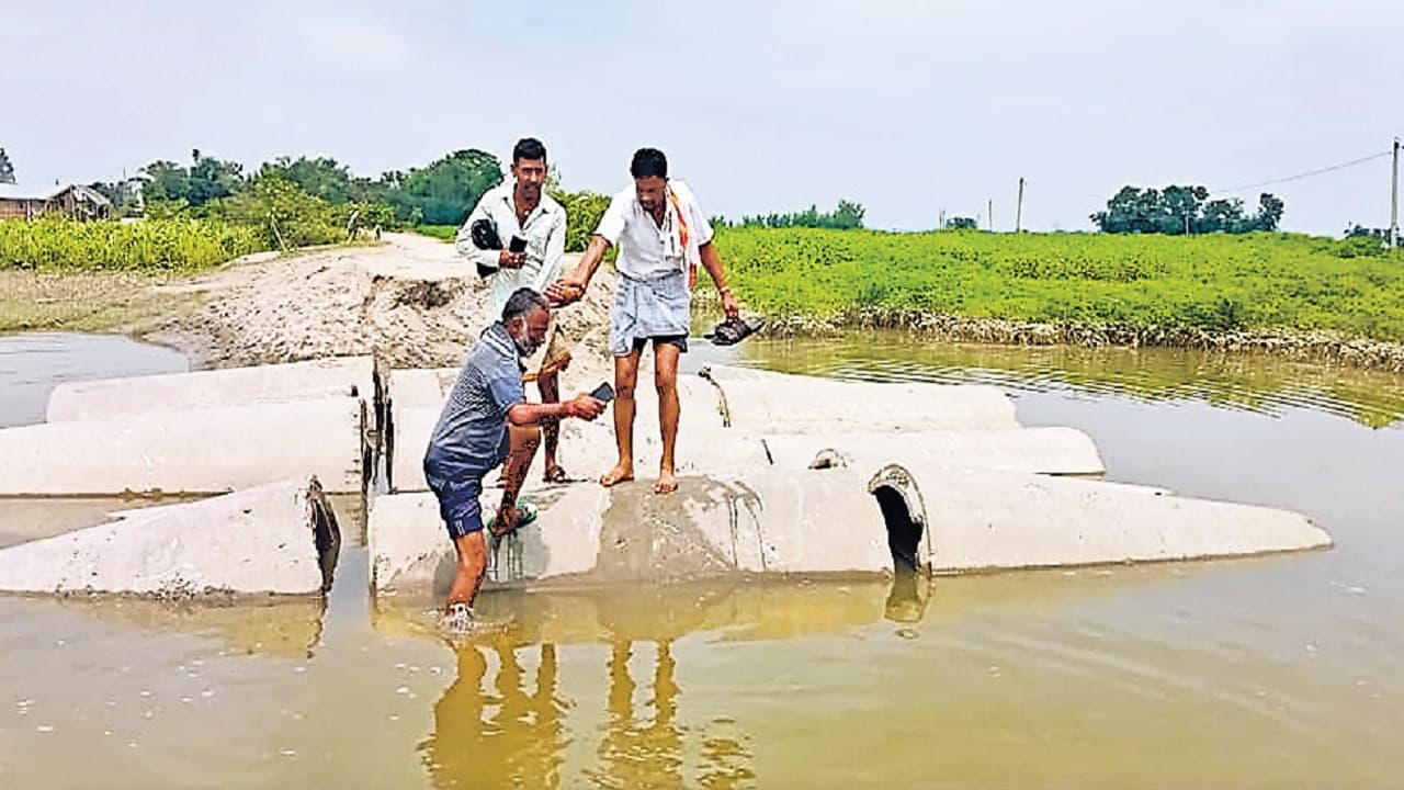 मधुबनी में धौंस नदी का जल स्तर बढ़ा, कई पंचायतों का संपर्क टूटा, कटिहार में महानंदा के पानी से घिरा गांव