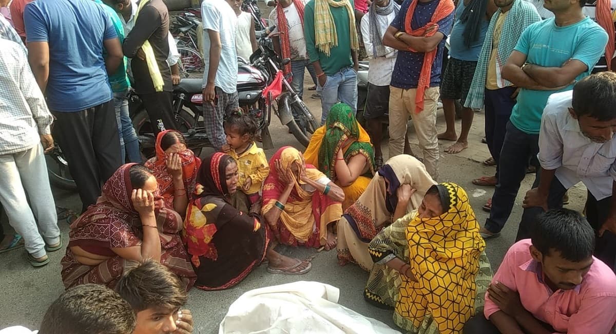 Bihar News: विनती के बाद भी नहीं मिली छुट्टी! चुनाव ड्यूटी में गये शिक्षक की हार्ट अटैक से मौत, मचा बवाल