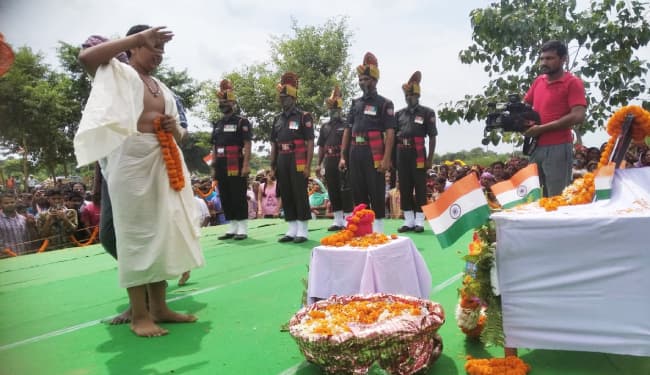 गार्ड ऑफ ऑनर के साथ शहीद मनोज शर्मा को दी गयी अंतिम विदाई, कोरोना पॉजिटिव आने के कारण लेह में किया गया था अंतिम संस्कार