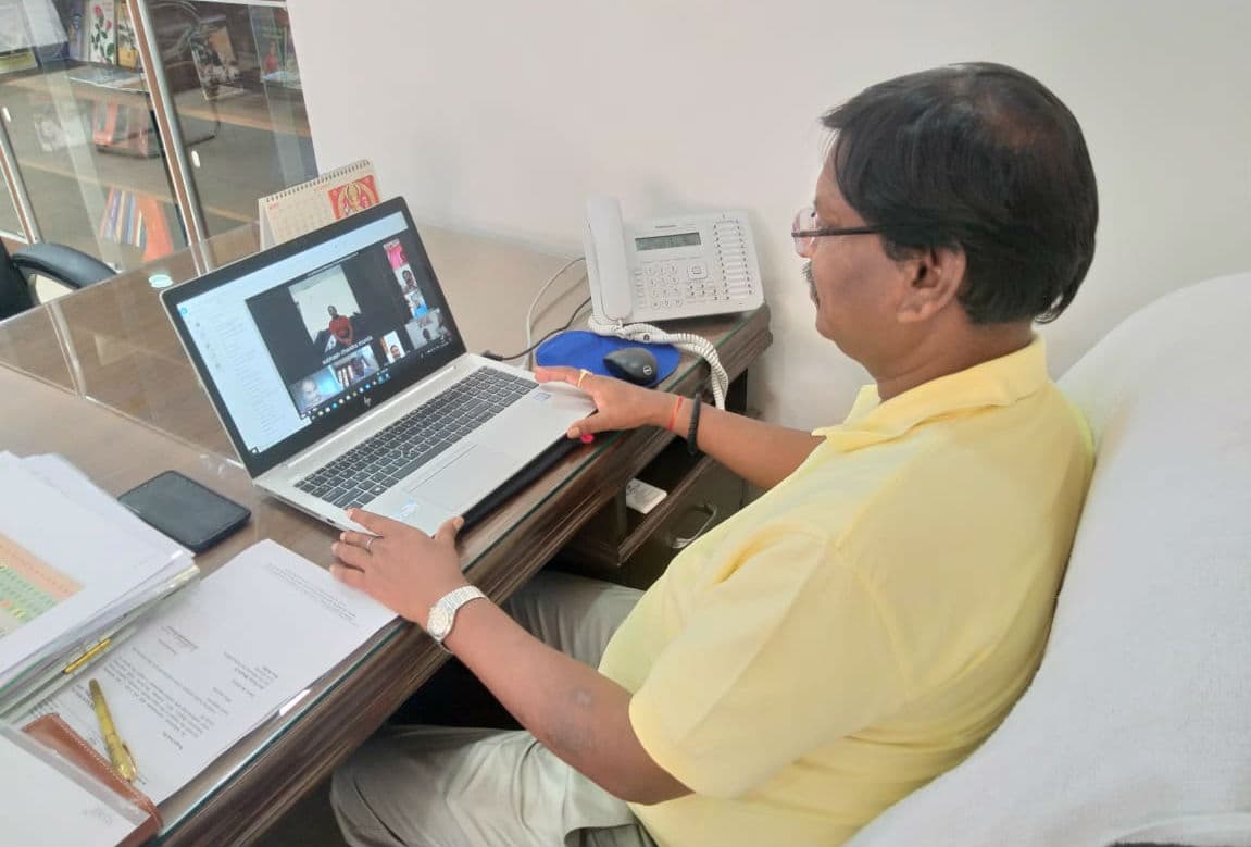 Covid-19: केंद्रीय मंत्री अर्जुन मुंडा ने सामाजिक संगठन के प्रतिनिधियों से वीडियो कॉन्फ्रेंसिंग से की बात