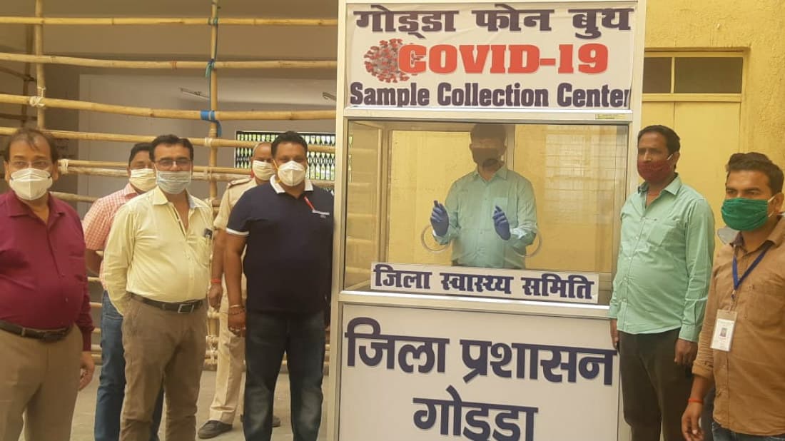 कोविड 19 के खिलाफ लड़ाई के लिए गोड्डा के संतोष कुमार सिंह ने प्रशासन को भेंट की सैंपल कलेक्शन बूथ