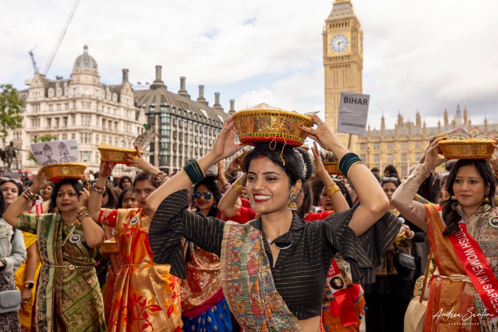 National Handloom Day: लंदन की सड़कों पर 500 महिलाएं साड़ी पहनकर क्यों उतरीं? जानें यहां