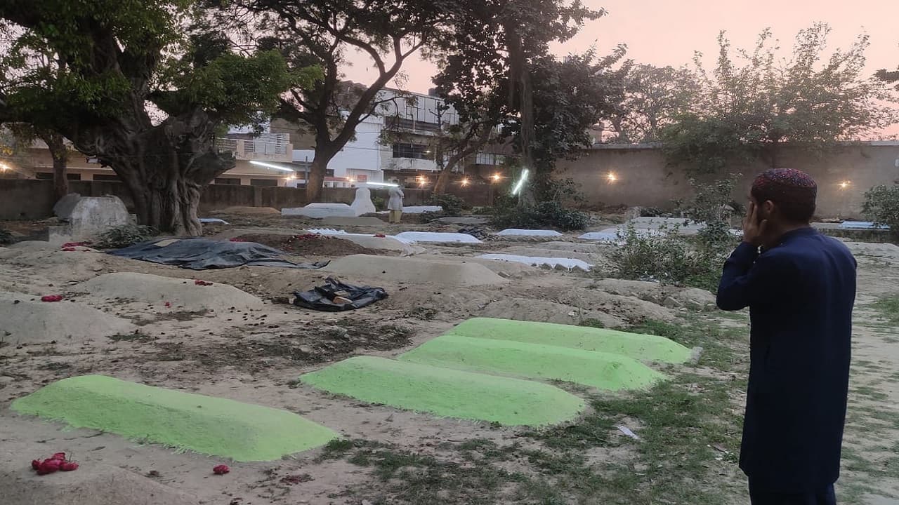 बरेली के सड़कों पर जमकर उड़ा गुलाल, शब-ए-बरात पर मस्जिदों में की इबादत, रोशनी से जगमग हुआ कब्रिस्तान