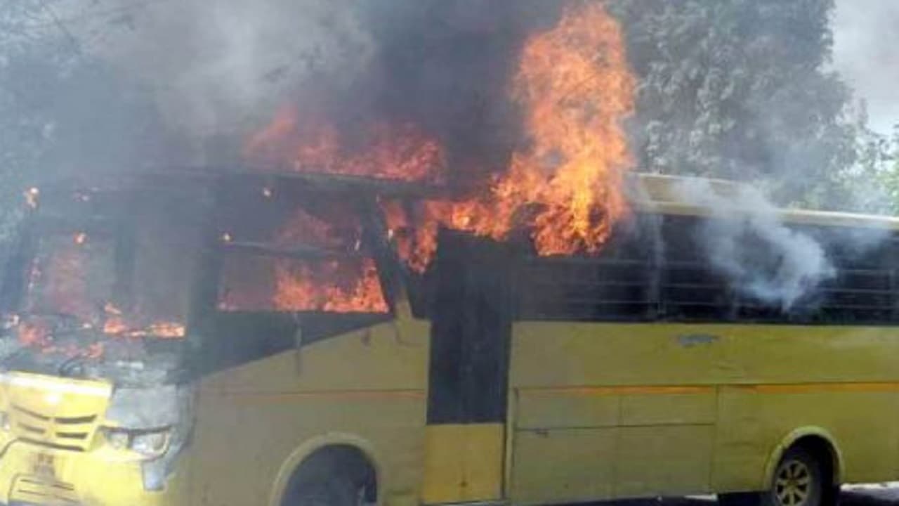 Bus Fire: गाजियाबाद में बच्चों से भरी बस में लगी आग, बस में 35 बच्चे थे सवार, आग की सूचना से मचा हड़कंप