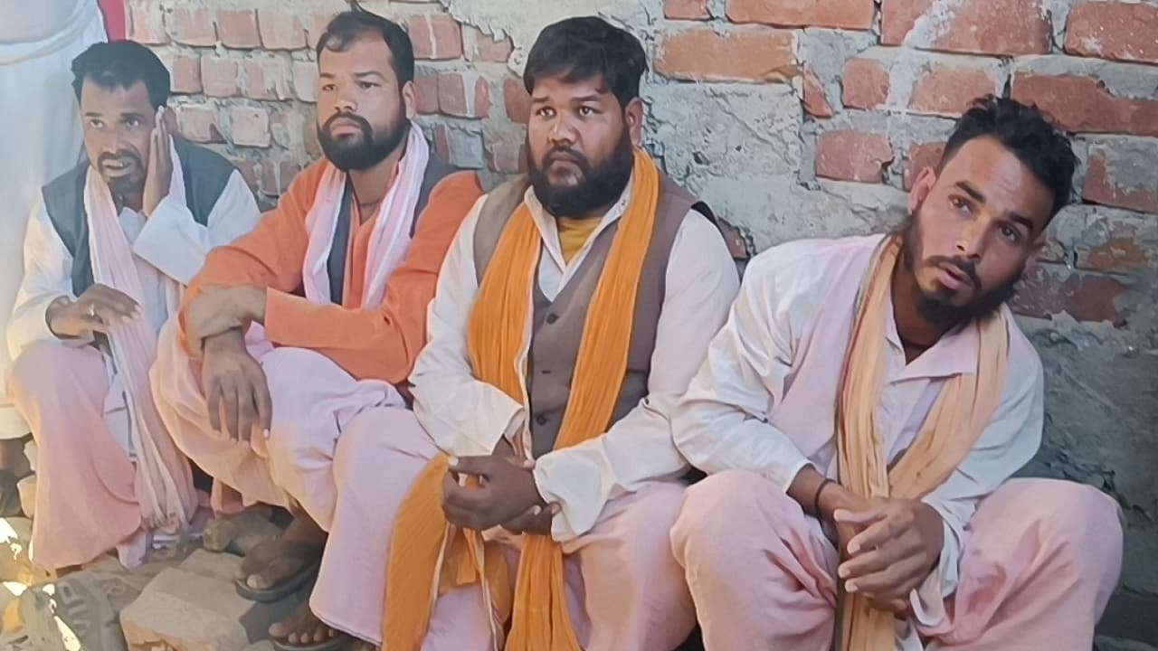 नवादा में साधु के वेश बनाकर घूम रहे 6 मुस्लिमों को ग्रामीणों ने जमकर पीटा, भेष बदल बच्चा चुराने का लगाया आरोप