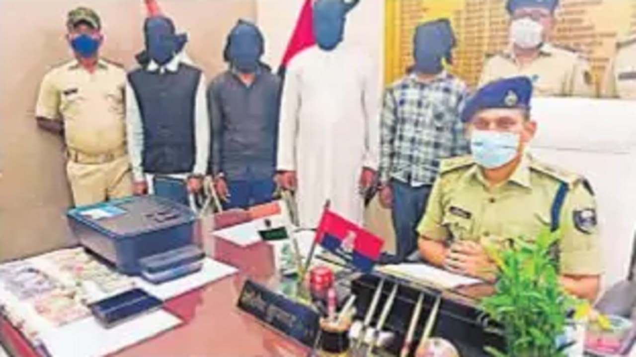 छपरा में जाली नोट छापने के गिरोह का खुलासा, तीन लाख 33 हजार के जाली नोट के साथ चार अपराधी गिरफ्तार