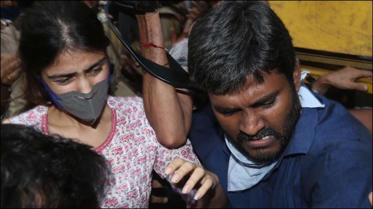 LIVE: एनसीबी के दफ्तर में रिया चक्रवर्ती से चल रही पूछताछ, आज हो सकती है गिरफ्तारी