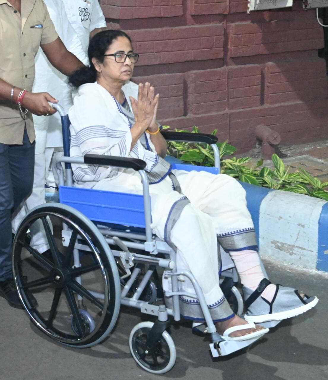 48 घंटे बाद व्हीलचेयर पर अस्पताल से निकलीं CM ममता बनर्जी, चुनाव में व्हीलचेयर पॉलिटिक्स तय है?