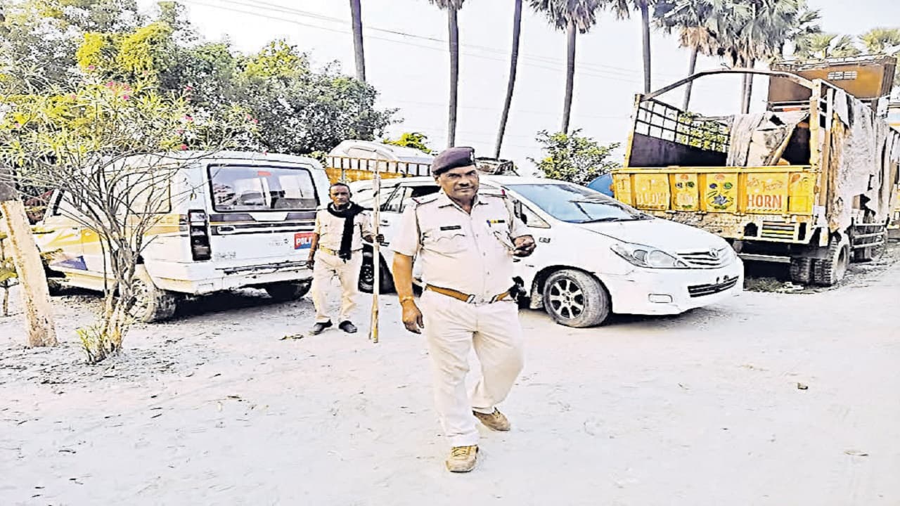 Bihar News: सीवान डीएम ने बनायी भाला टीम, जमीन खोदकर निकालेगी शराब