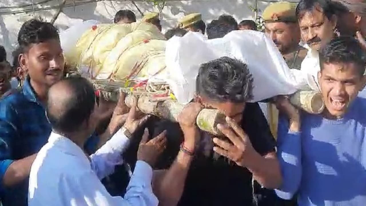 प्रयागराज के दारागंज घाट पर हुआ उमेश पाल का अंतिम संस्कार, चप्पे-चप्पे पर रहा पुलिस का पहरा