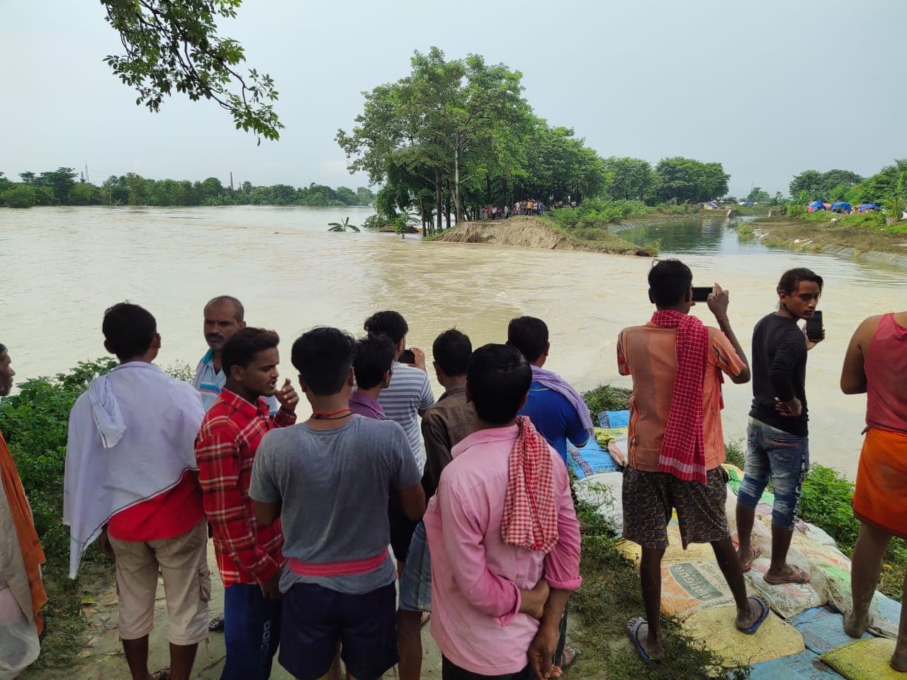 Flood in Bihar : तिरहुत नहर का तटबंध टूटा, मुजफ्फरपुर पूसा रोड मार्ग फिलहाल बंद, देखें तस्वीरें