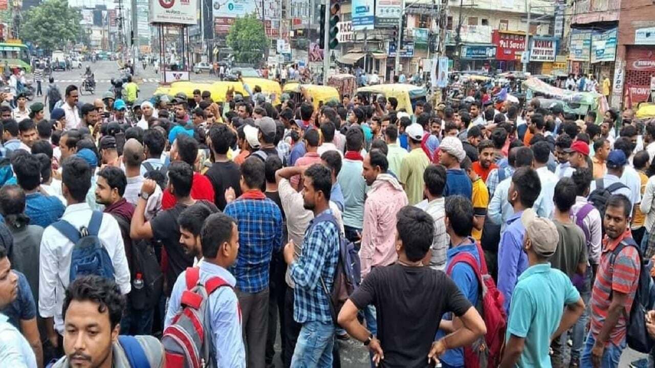 बिहार: डोमिसाइल नीति के खिलाफ आइसा ने आज से शुरू किया भूख हड़ताल, बड़ी संख्या में शामिल हुए शिक्षक अभ्यर्थी