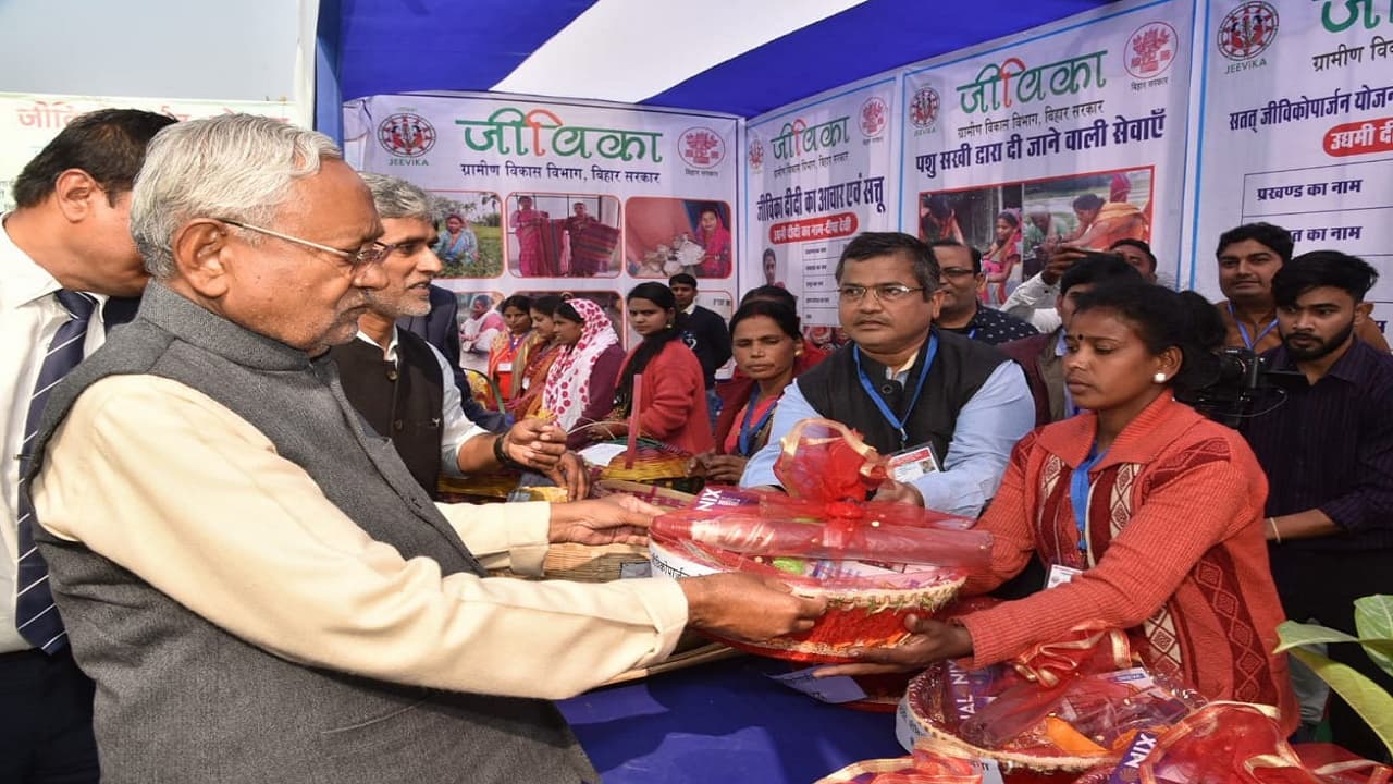 किशनगंज में नीतीश कुमार बोले- जीविका दीदी समाज सुधार के लिए करें काम, बढ़ाएंगे आपकी आमदनी