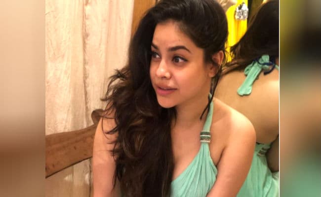 The Kapil Sharma Show : ट्रांसपेरेंट ड्रेस के बाद कपिल शर्मा की 'भूरी' ने बैकलेस ड्रेस में बिखेरा हुस्न का जलवा, सोशल मीडिया पर वायरल तसवीरें