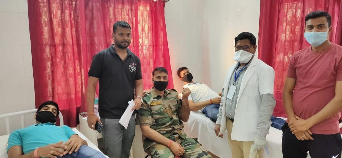 कोरोना संकट के बीच गुमला में 65 लोगों ने किया रक्तदान, मनोज मिश्रा ने 75वां रक्तदान कर बनाया रिकॉर्ड