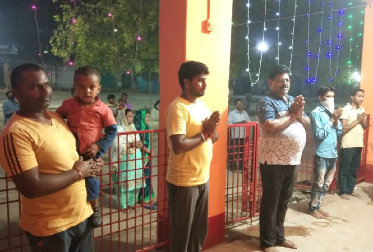 Coronavirus Lockdown: बड़कागांव के दुर्गा मंदिर में पूजा के दौरान हो रहा सोशल डिस्टेंसिंग का पालन