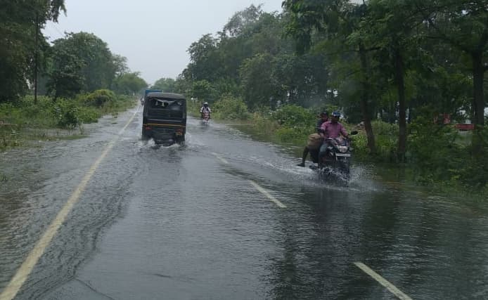 बिहार में उफनाने लगी नदियां, दनियावां-बिहारशरीफ एनएच 30ए पर चढ़ा पानी