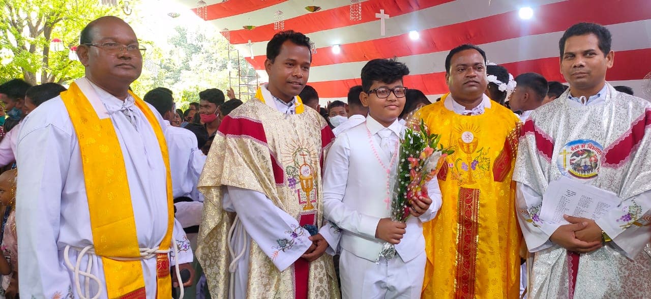 सिमडेगा : परम प्रसाद मनुष्य को ईश्वर से जोड़ने का विधान है, बोले फादर राजेश