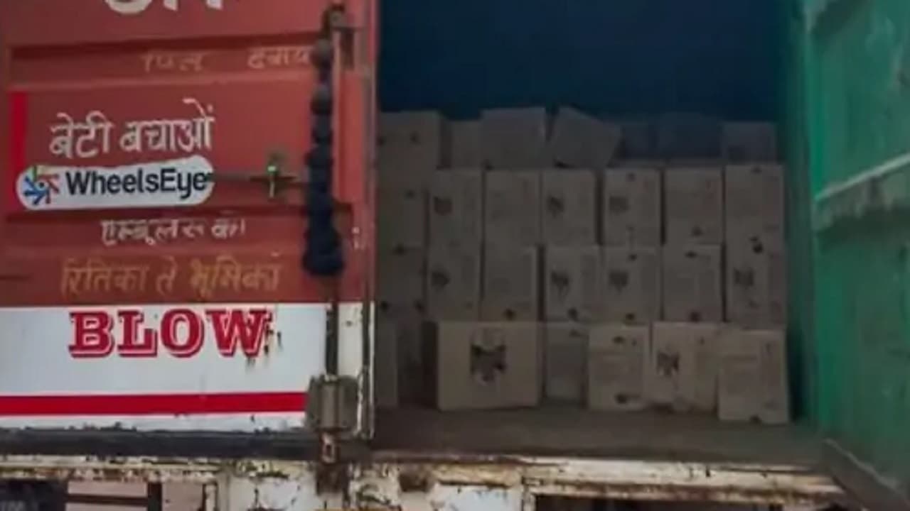 आगरा में पकड़ी गई 25 लाख की शराब, कैंटर में छिपाकर ले जा रहा था बिहार, बिल मांगने पर थमाया दवा का पर्चा