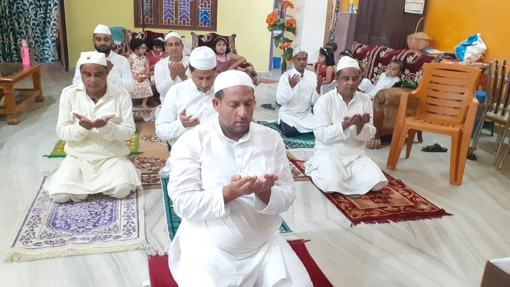 लॉकडाउन के बीच कोरोना से बचने के लिए लोगों ने घर में अता की ईद की नमाज