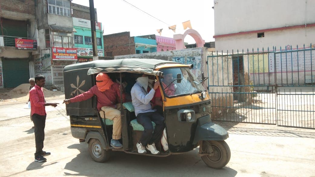 विदेश और दूसरे राज्यों से आने वाले मजदूरों से डर रहे हैं लोग