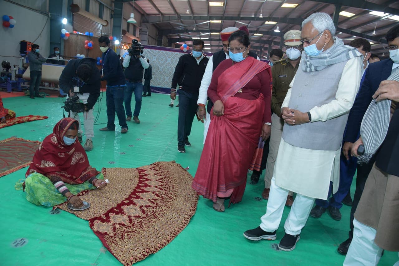 नीतीश कुमार ने देखा लॉकडाउन में बिहार आये हुनरमंद लोगों का उत्पाद, कहा- हर संभव सहायता के लिए हैं तैयार नीतीश कुमार ने देखा लॉकडाउन में बिहार आये हुनरमंद लोगों का उत्पाद, कहा- हर संभव सहायता के लिए हैं तैयार