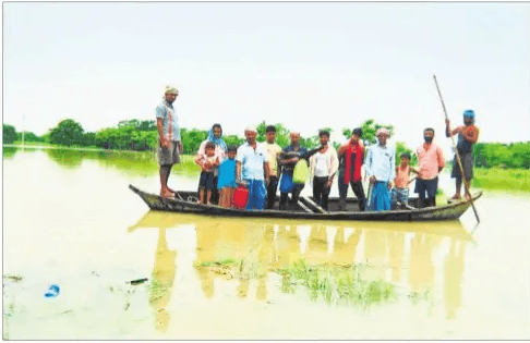 गोपालगंज के इस इलाके में बाढ़ में तबाह हो गयीं प्रमुख सड़कें, लेना पड़ रहा है नाव का सहारा