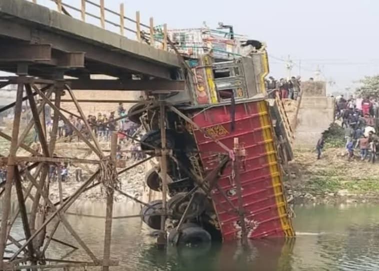 दरभंगा: दो हिस्सों में टूटा कमला नदी पर बना पुल, भारी ट्रक के गुजरने से हुआ हादसा