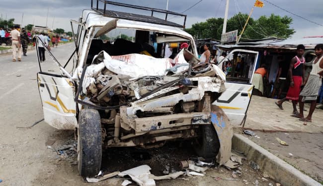 झारखंड के गोड्डा से पंजाब जा रहे मजदूरों से भरी सूमो ने ट्रक में मारी टक्कर, दो की मौत, नौ मजदूर गंभीर रूप से घायल