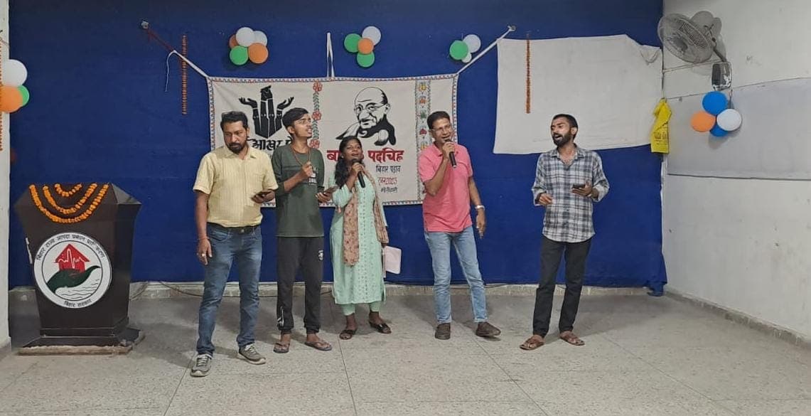 पटना जंक्शन से शुरू हुई 'ढाई आखर प्रेम' पदयात्रा, प्रस्तुत किए गये कई सांस्कृतिक कार्यक्रम