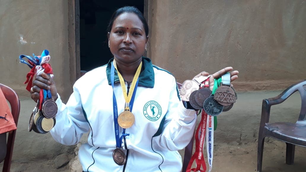खुले में शौच के लिए मजबूर स्वर्ण पदक विजेता संगीता लकड़ा