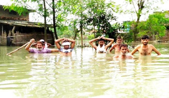 गोपालगंज में बाढ़ के पानी में बह गये बच्चे समेत चार लोग, तीन की मौत, एक लापता