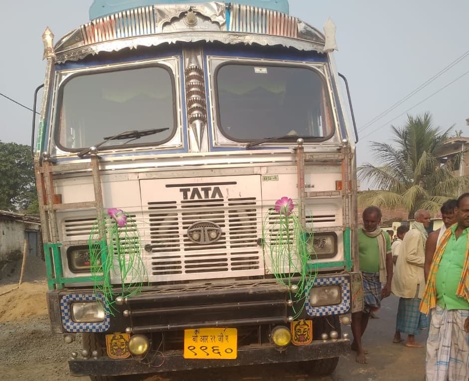 बिहार: सड़क पार कर रहे युवक को अनियंत्रित ट्रक ने कुचला, दो घंटे जाम रहा सूर्यगढ़ा-मुंगेर एनएच