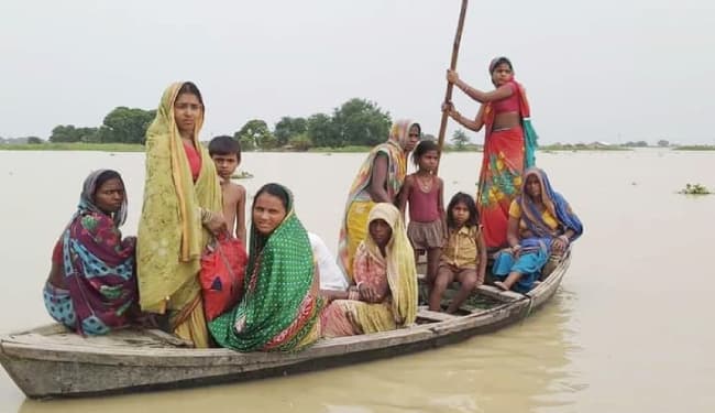 बिहार : दरभंगा में महिलाएं भी नाव चलाने में दक्ष, कहा- हाथों की मजबूती व लग्गा पर भरोसा, पार कर लेंगे मझधार