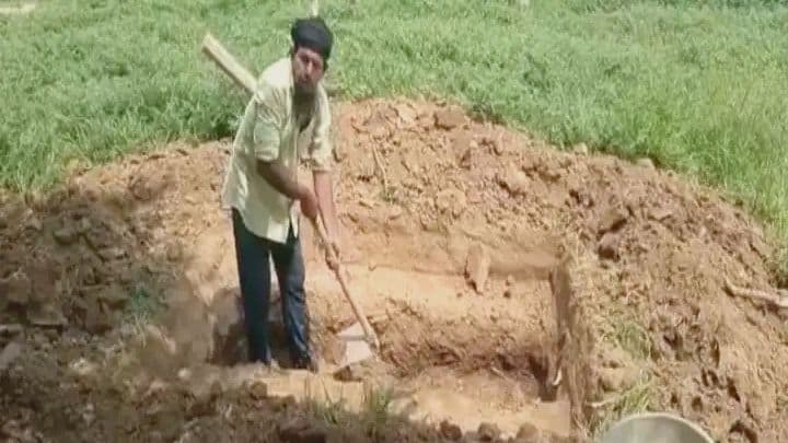 जिंदा दफन होने के लिए इस युवक ने खोद डाली खुद की कब्र, पूरा मामला जानकर चौंक जाएंगे आप