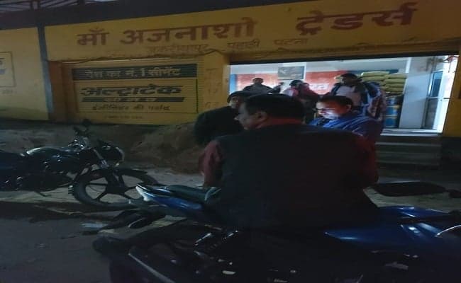 पटना में सीमेंट दुकानदार को हथियार दिखाकर लूटे लाखों रुपये और गहने, अपराधियों की तलाश में पुलिस