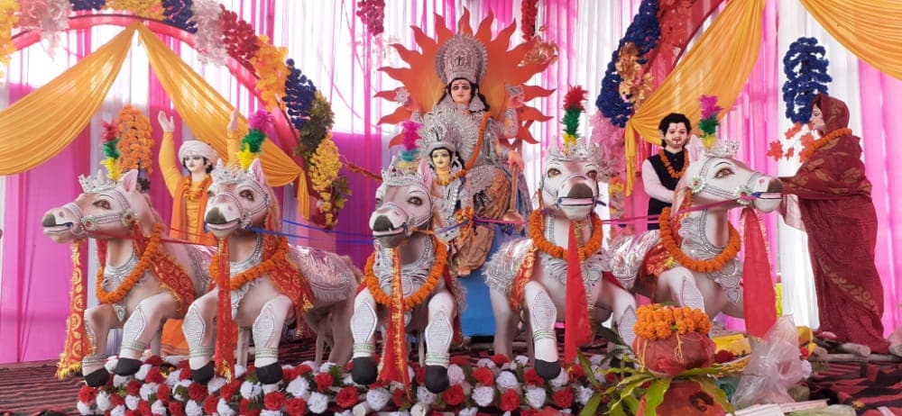 भगवान भाष्कर के साथ स्थापित हुई तेजस्वी यादव की प्रतिमा, बोले भक्त- अंधकार में प्रकाश लायेंगे राजद नेता