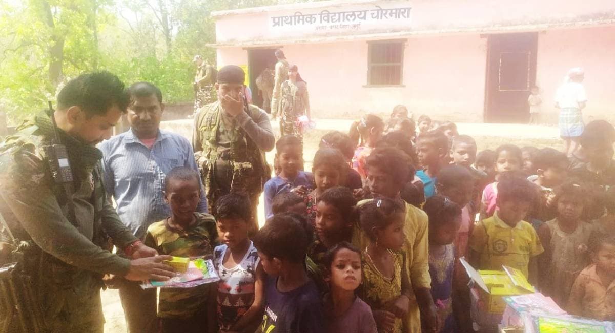 Munger: हार्डकोर नक्सली बालेश्वर कोड़ा की बहू बच्चों को दे रही शिक्षा, मुख्यधारा से जुड़ रहे नक्सल परिवार