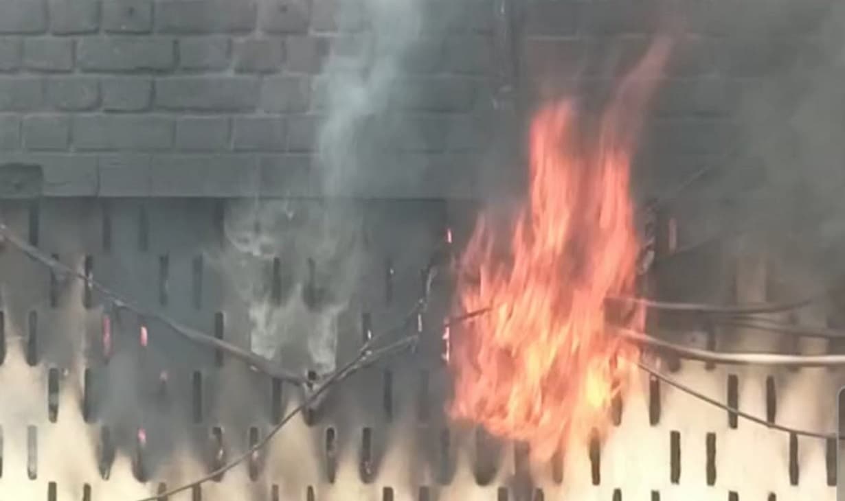 अलीगढ़: एसबीआई की मुख्य शाखा में लगी भीषण आग, क्लोजिंग से पहले हुई घटना पर उठ रहे सवाल