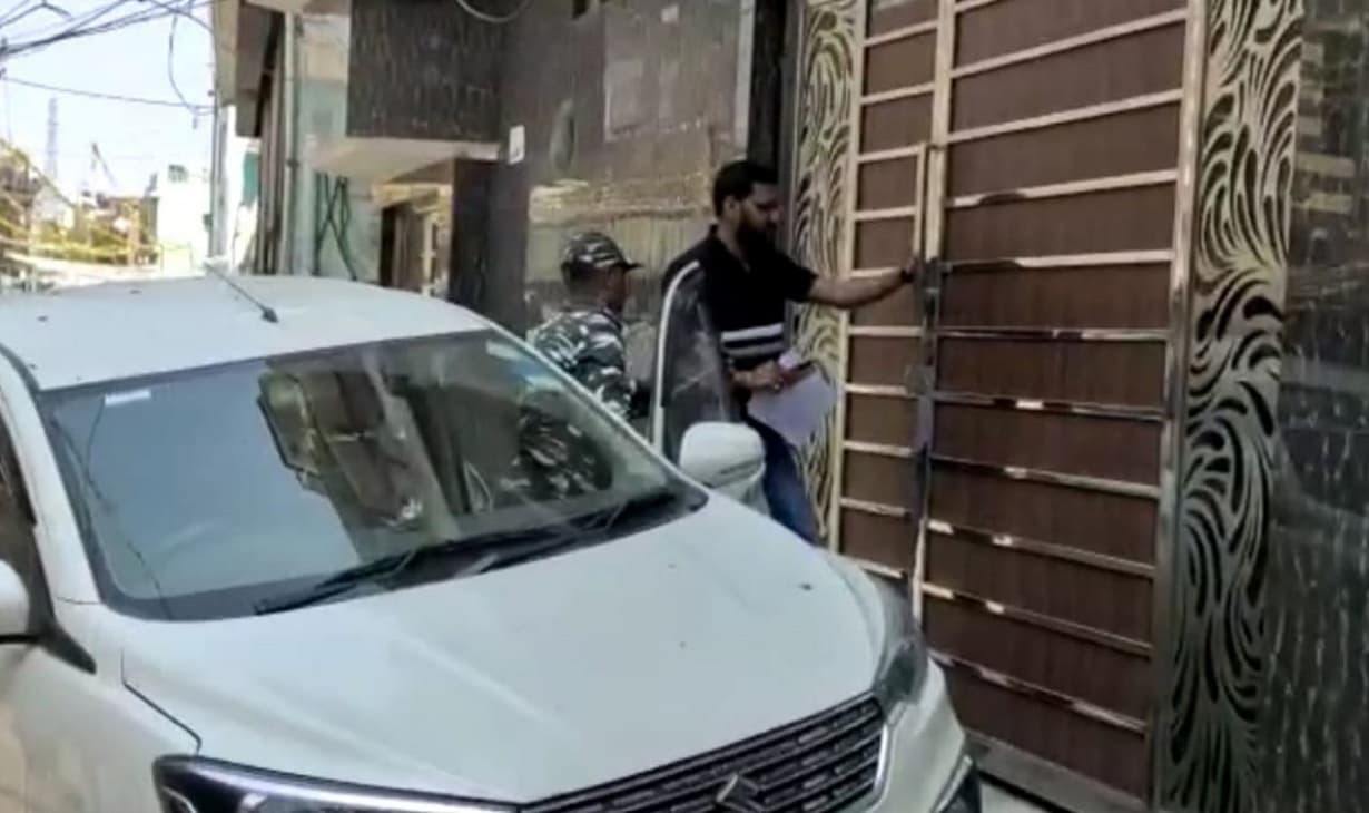 Aligarh: मीट कारोबारी के ठिकानों पर चार दिन तक चली रेड, हाजी जहीर को IT की टीम साथ ले गई...