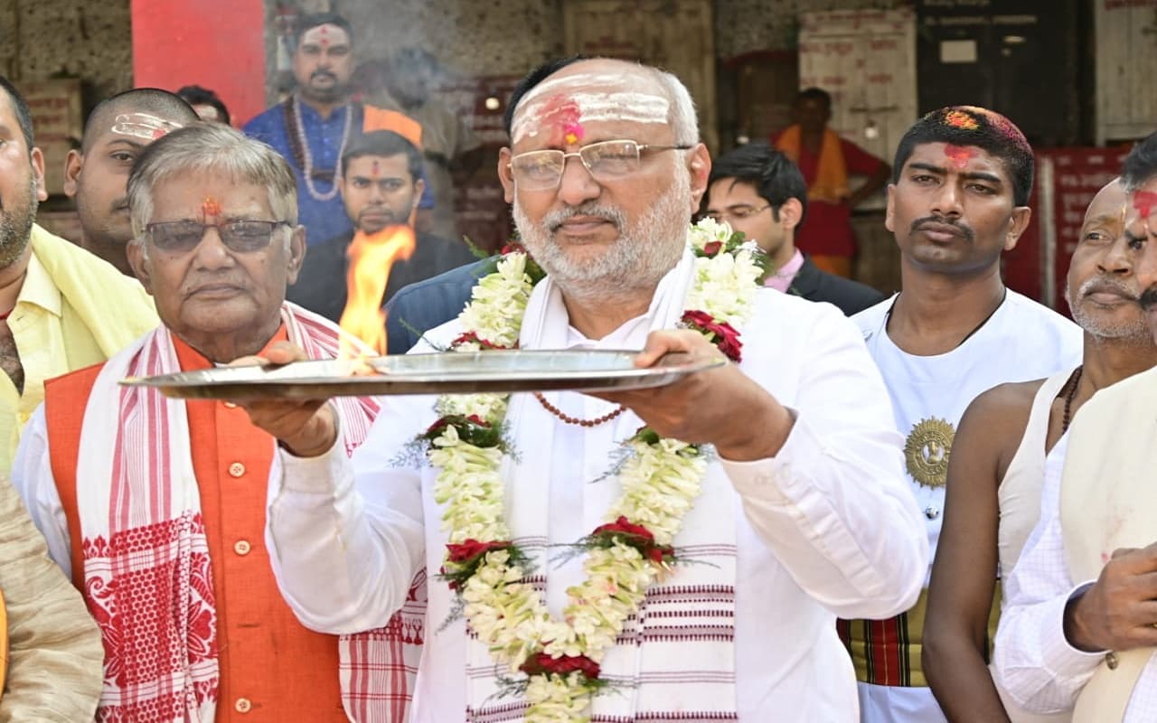 PHOTO: देवघर-दुमका दौरे पर राज्यपाल सीपी राधाकृष्णन, पूजा-अर्चना कर लिया बाबा का आशीर्वाद