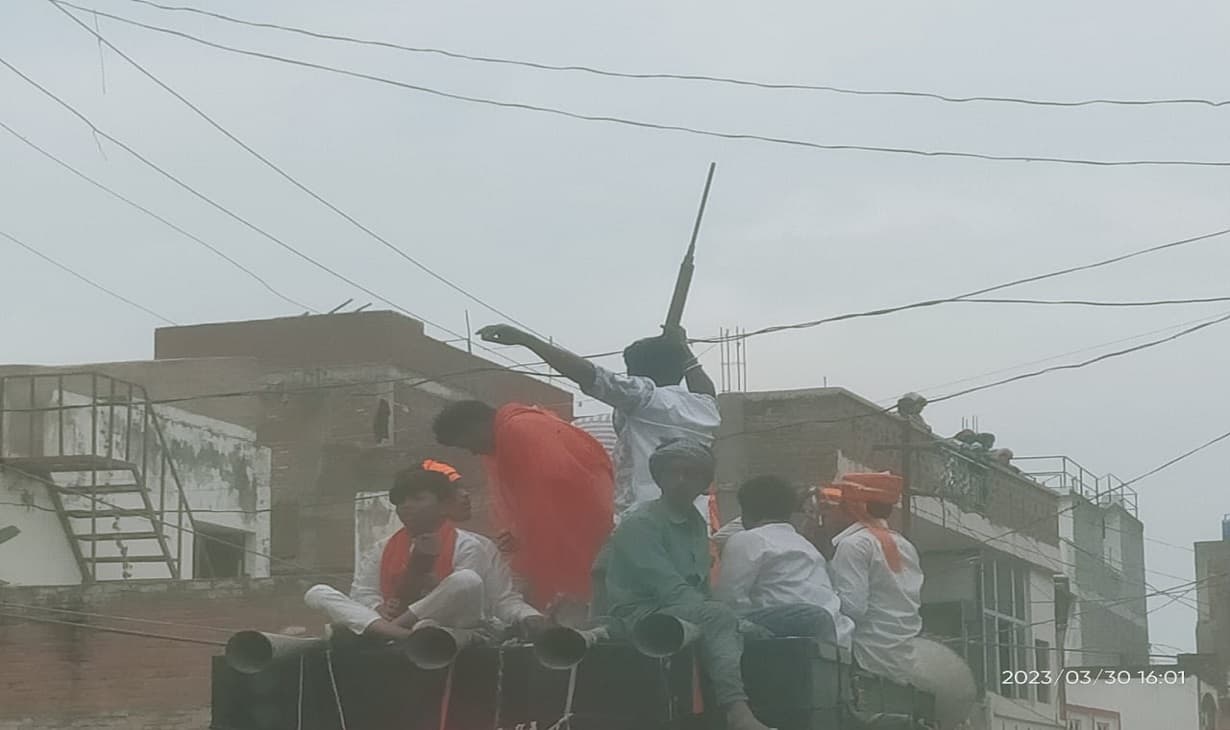 कानपुर में रामनवमी पर निकली शोभायात्रा, लहराए हथियार, बाबा के बुलडोजर पर रही सबकी निगाह