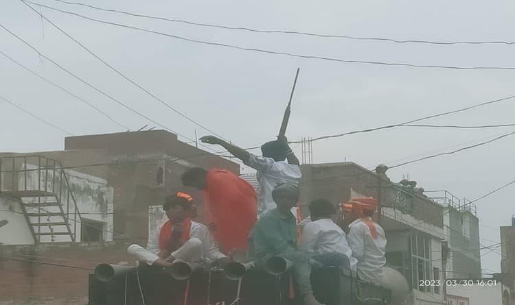 कानपुर में रामनवमी पर निकली शोभायात्रा, लहराए हथियार, बाबा के बुलडोजर पर रही सबकी निगाह