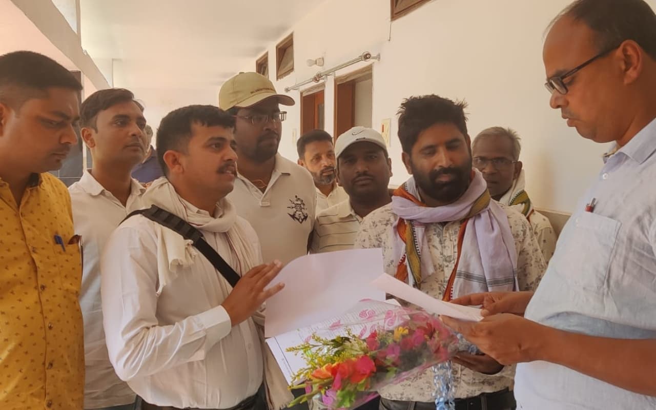 PTR में प्रमोशन को लेकर वनरक्षियों ने की ये मांग, बगोदर विधायक को सौंपा ज्ञापन