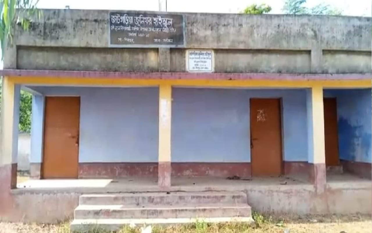 बंगाल : कांकसा धोबा घाटा और जाट गडिया जूनियर हाई स्कूल शिक्षक के अभाव में बंद..