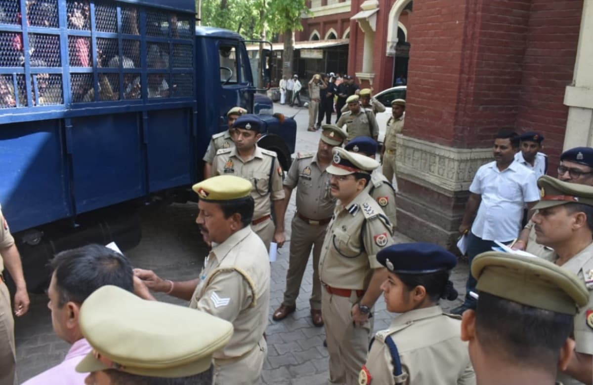 अलीगढ़: लखनऊ की घटना के बाद SSP ने कोर्ट के सुरक्षा व्यवस्था को परखा, जेल में बंद कुख्यातों की विशेष निगरानी